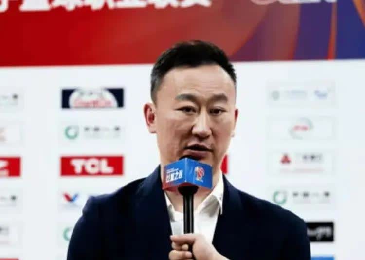 一个敢问，一个敢答，这记者是真能搞事啊，记者赛后采访刘维伟问:还想回杭州吗？这个