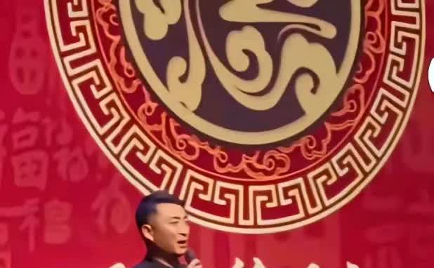 为阻击杨议拜师立下了盖世奇功的郭晓小十八年后重返德云社舞台。
声音：感谢师哥郭