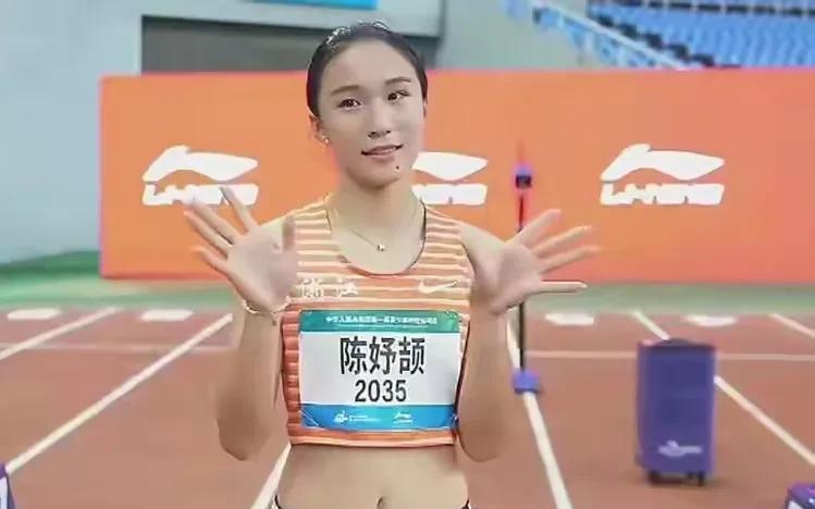 首届青少年田径运动会在沈阳奥体中心继续进行，在刚刚结束的女子100米半决赛中，陈