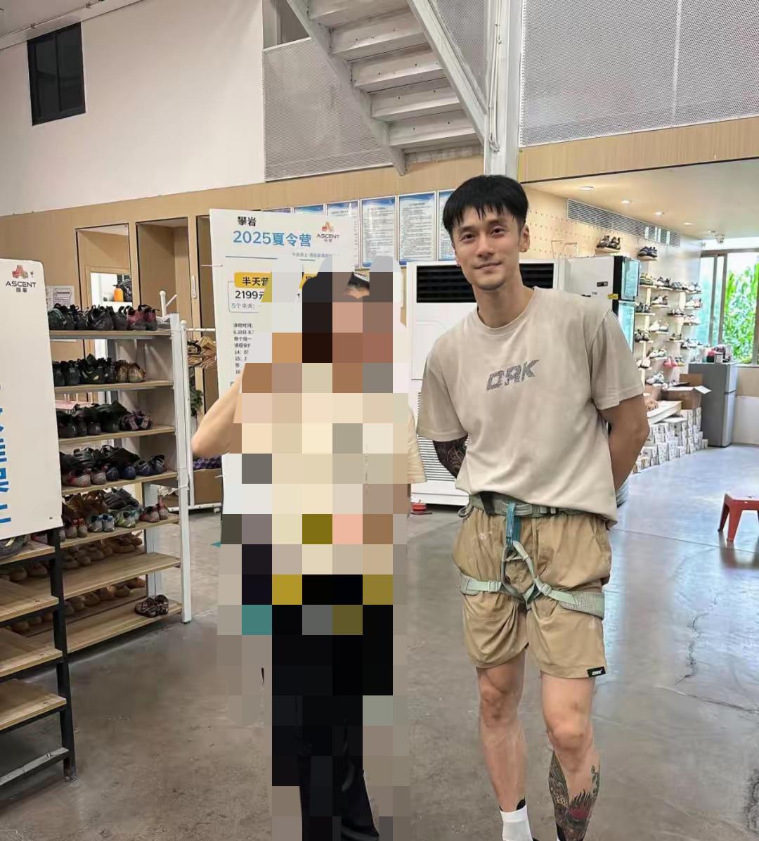 对不起，我真的无法同情蒋劲夫
原因很简单
不是因为他不务正业，也不是不帅，而是不