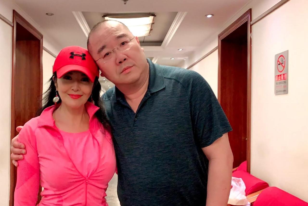 两位明星的同框，右边的是英达，右边的是出生于安徽的女演员，早年因参演《鲁冰花》而