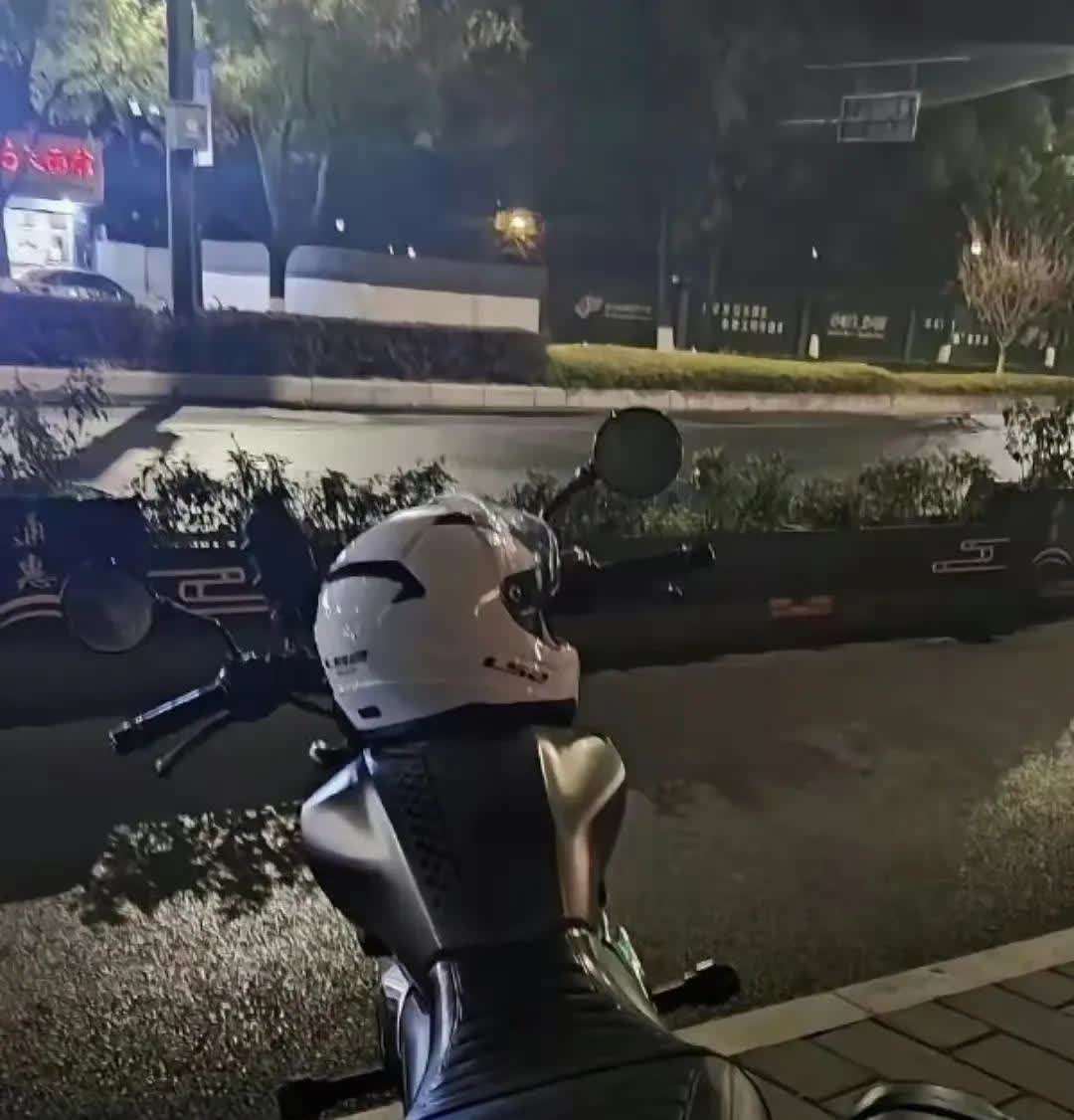 难怪说机车是男人的老婆，这样看也是有道理的[呲牙]