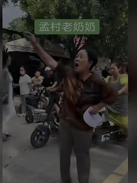 孟村这个在骂街老奶奶为啥不遭人讨厌呢？
这一幕也引发了网友的热议。
有的网友说：