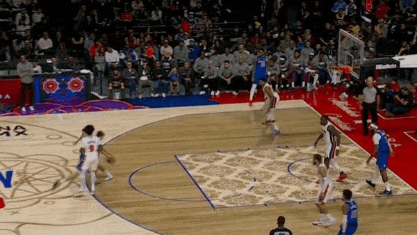 弗拉格突破上篮没沾框，加福德二次进攻打进2+1