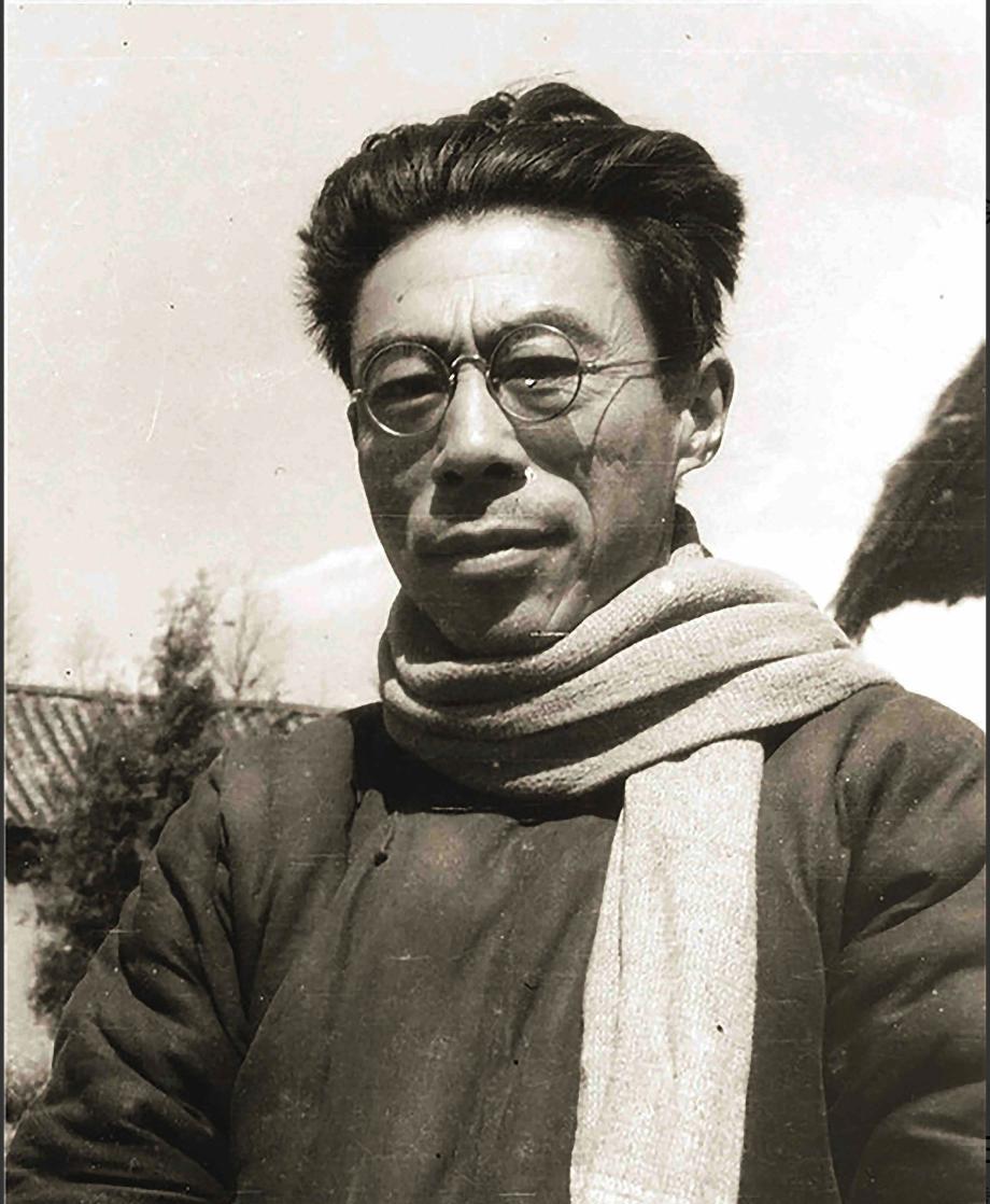 1950年，成都有个香烟店的老板，看报纸时习惯双腿并拢，后背胸膛挺得笔直，侦查员