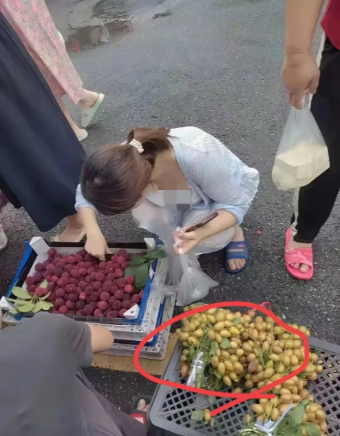 有谁知道这位美女旁边的水果是什么吗？
