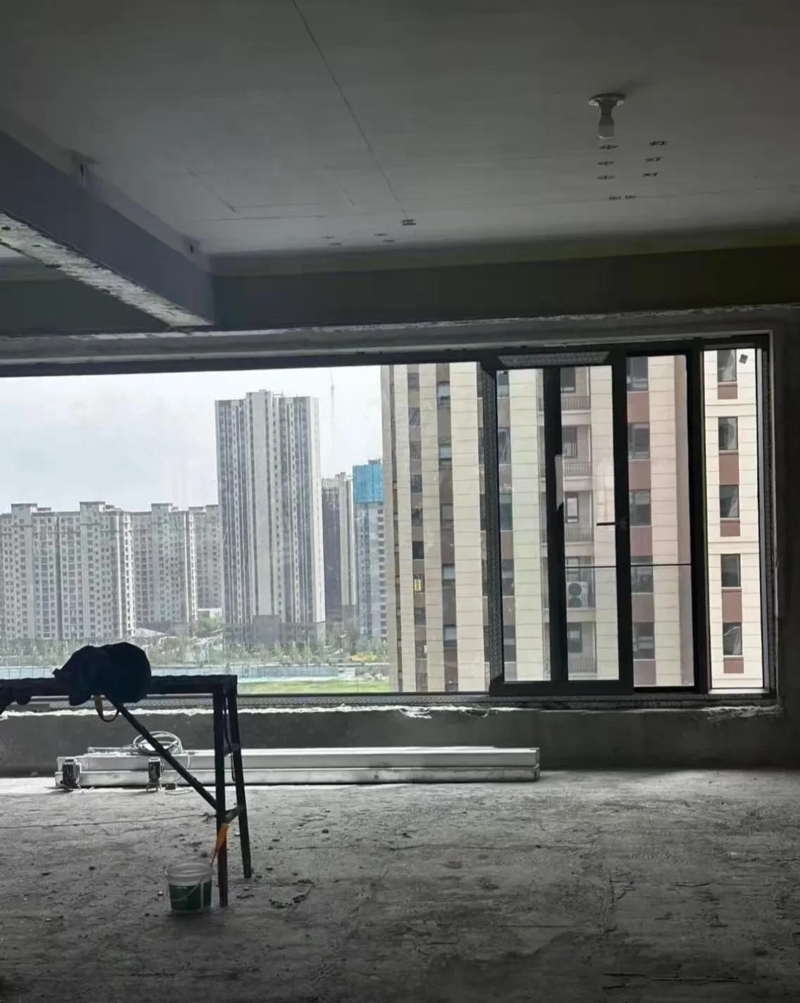 开发商给我站出来，把这阳台搞小点，不然我都没法装修了，当初也没人告诉我封窗这么贵