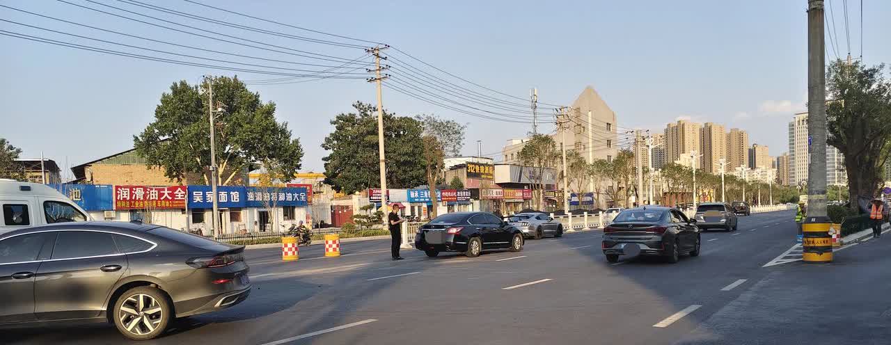 又出事故了！！咸阳秦皇北路拓宽主车道双向8车道，辅道2车道，在咸阳汽车北站主车道