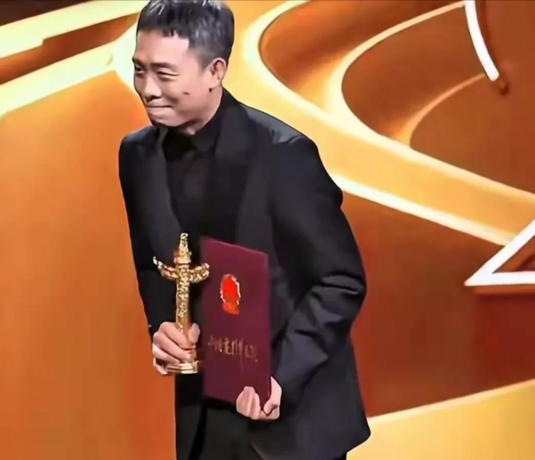 做为张译的妻子，看到他在华表奖上表示暂息影，回家陪小猫心里是该有多痛，
大他6岁