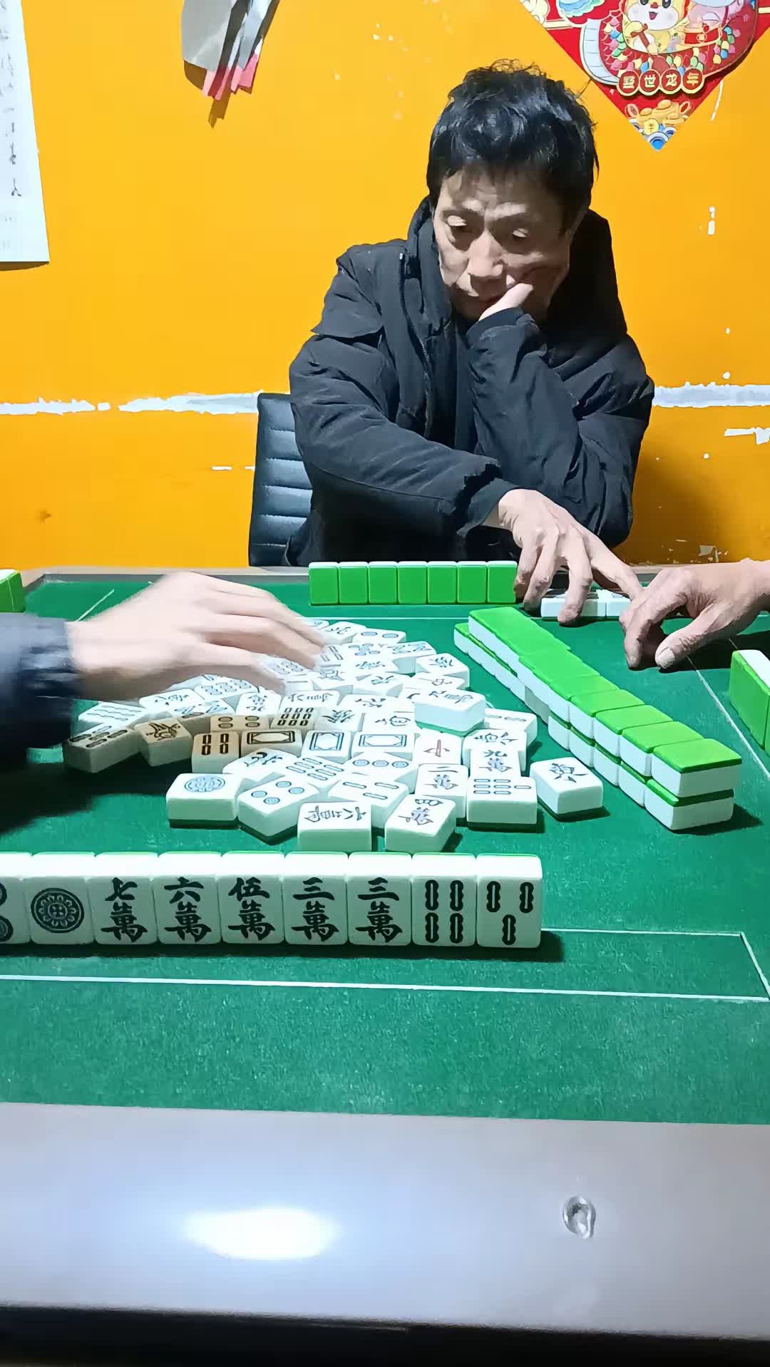 昨晚打麻将可真让我窝火。我明明听的是卡 4 筒，摸牌的时候，上手一搓就知道是个 