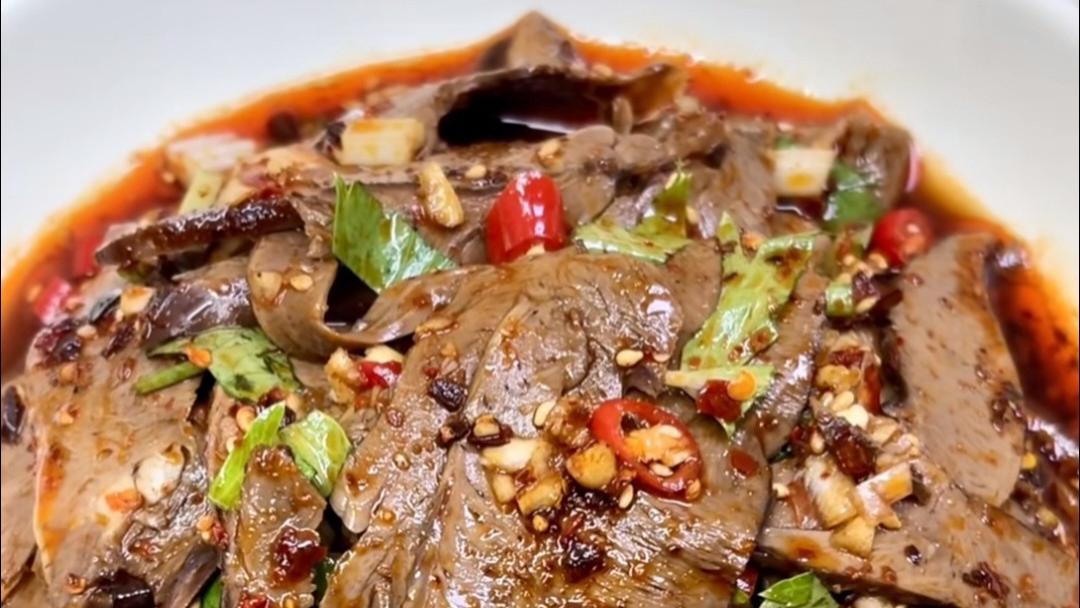 《本年度最硬核下酒菜！这道凉拌猪心，麻得跳脚香得流泪～》