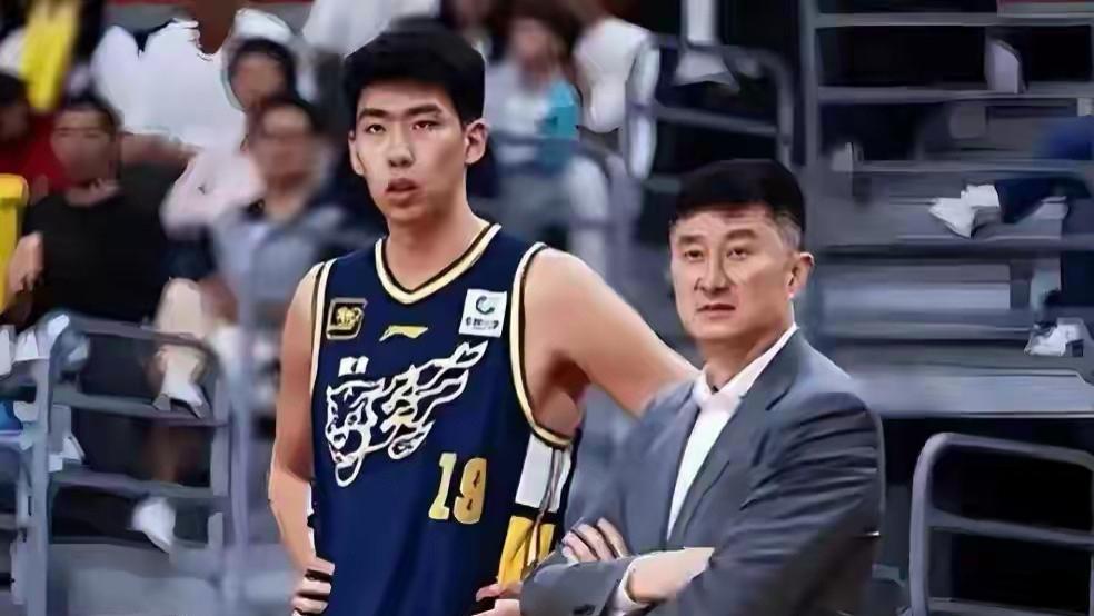 首秀成功，张庆鹏和杜峰看走眼，他的实力被严重低估，广州队躺赚