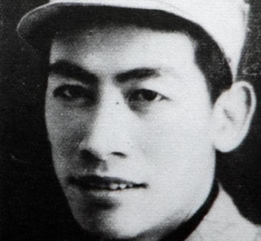 儿子离家9年成三野参谋处长，回乡后竟然发现：65岁母亲已是四野干部
杨凤珠站在上