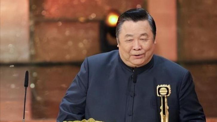 自作孽不可活！婚内出轨保姆，气死原配，如今 77 岁晚年凄凉无人看管