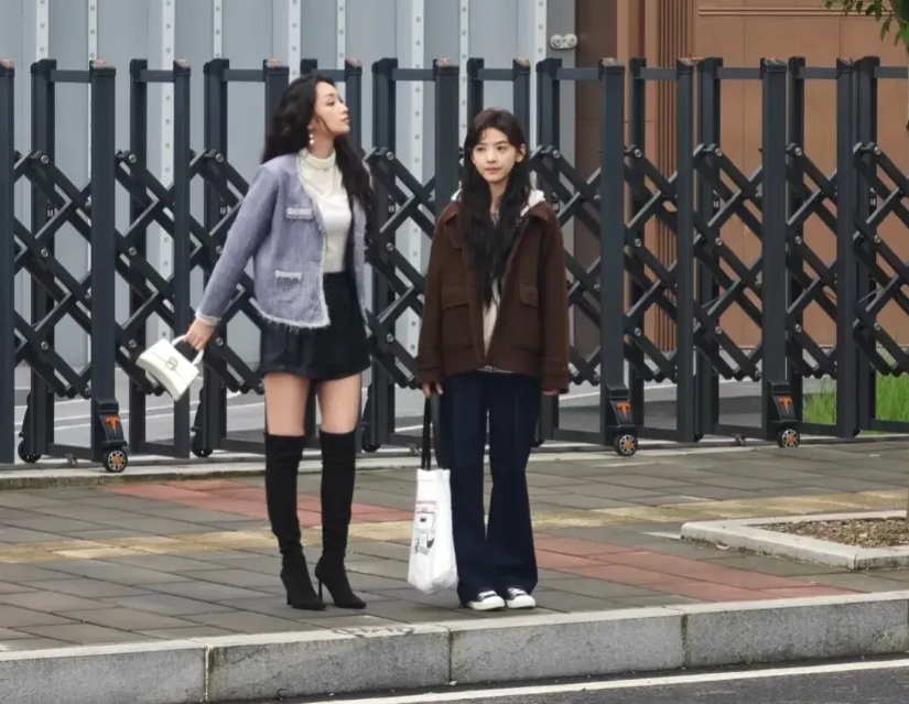 章若楠这是被她旁边的女生艳压了吧
据说她为了拍《难哄》减肥十斤，从94瘦成了84