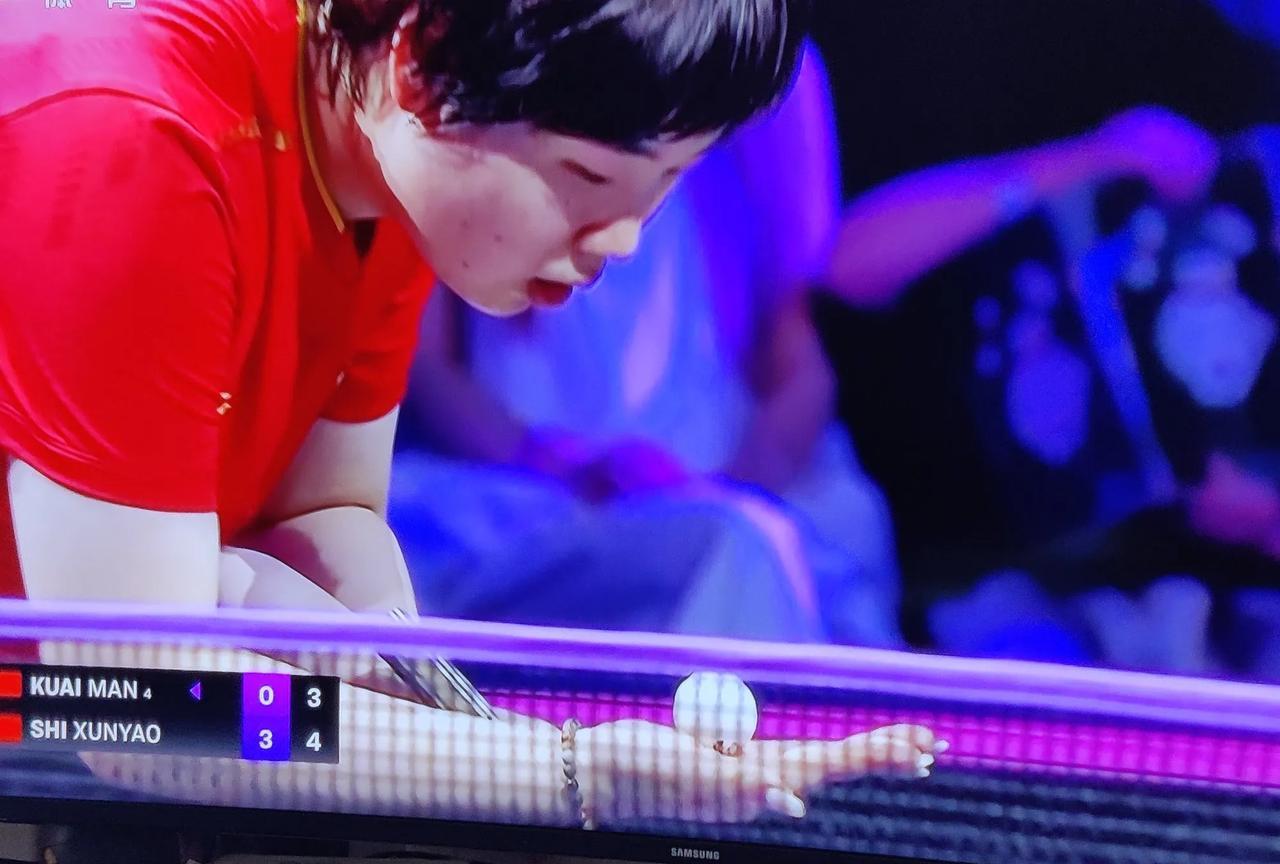 蒯曼3比1赢了金娜英，3比0赢了斯佐科斯，为什么0比4输给了队友石洵瑶呢？
先说