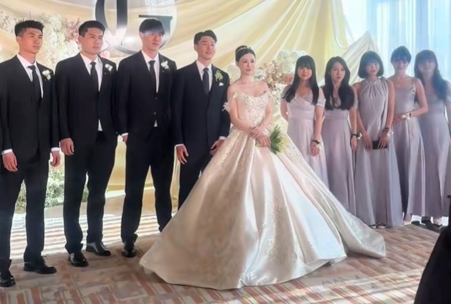 高准翼大婚！出席婚礼的郑智和刘洋穿得有点随意哈，三大北京国安球员出席。