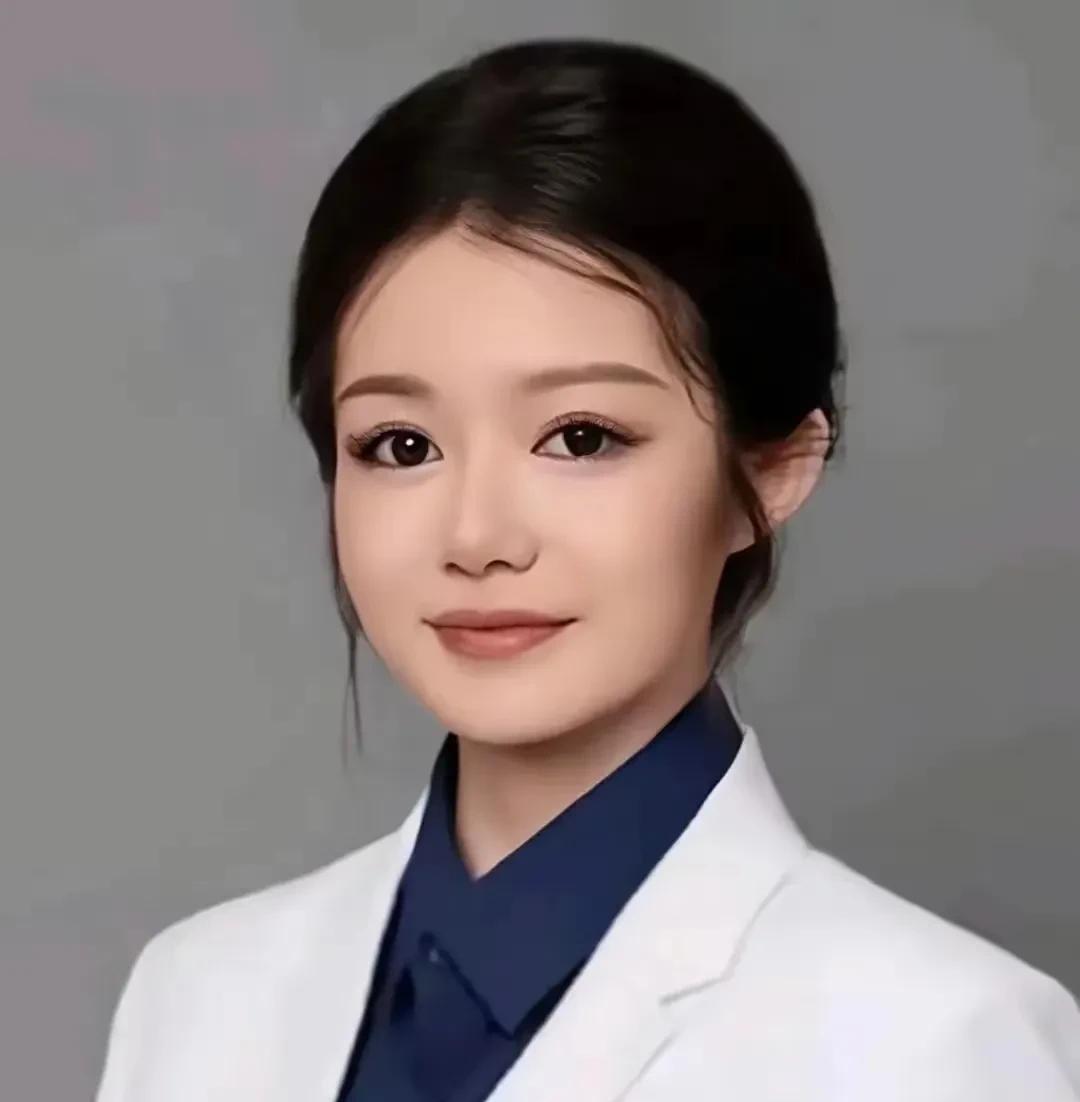 实际上董袭莹的出身被网上夸大了，她们家确实厉害，但不是天龙人。
韩剧安娜里面，真