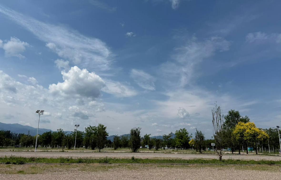 今天找了个山清水秀的地方
就呼吸新鲜空气
然后发呆