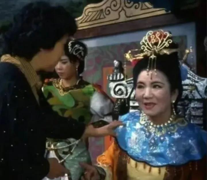 1986年，赵丽蓉在《西游记》的拍摄现场杨洁导演正在对她讲戏时的一幕