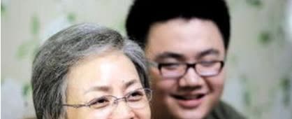 当宋丹丹住在北京亿万的豪宅时，她的儿子巴图一家四口却挤在普通的小区，外界纷纷指责