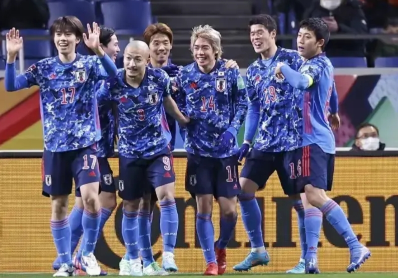 国足争4大业估计要毁在日本队手里！
本以为日本男足能大胜巴林，帮助国足把排名提升