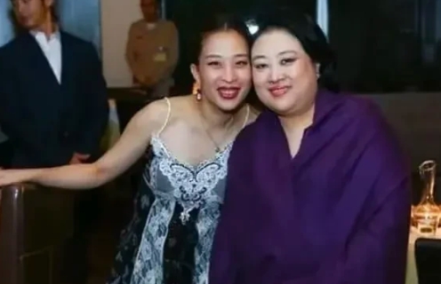 泰王这么多的妻子，但泰王原配的五官最精致耐看
