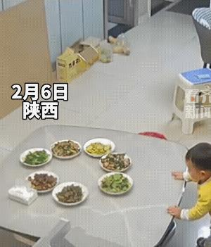 小娃娃掀翻了摆好的菜桌，盘子上的菜虽然都滑落在地，却没有一个盘子上的菜撒在地上。