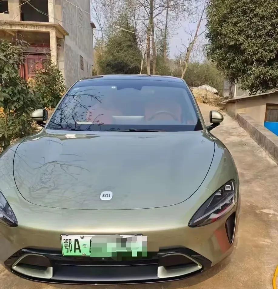 图一中的这辆某米SU7电动汽车，在高速路上行驶时撞上护栏引发火灾，因无法解锁打开