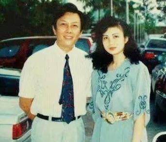1990年除夕夜，唐国强妻子选择结束生命，留下遗书控诉丈夫的背叛，请求女儿为她讨