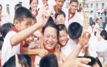 2002年，在蒙城县任副县长的牛群被人举报贪污，牛群为自证清白，宣布将捐献自己的