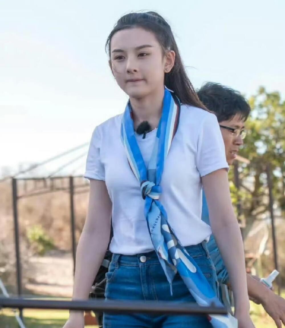 怪不得现在貌若天仙，原来人家从小就是一个美人胚子。精致的五官，白皙的皮肤，举手投