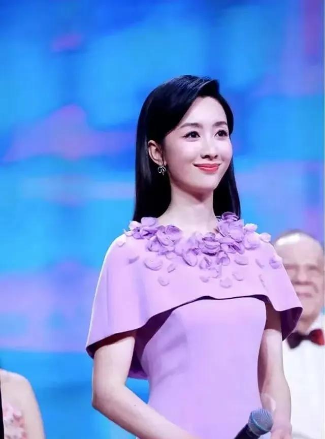 郭若天，比龙洋气质还有漂亮挺有实力派的演员，笑容甜美，清纯朴实自然美，乌黑靓丽的