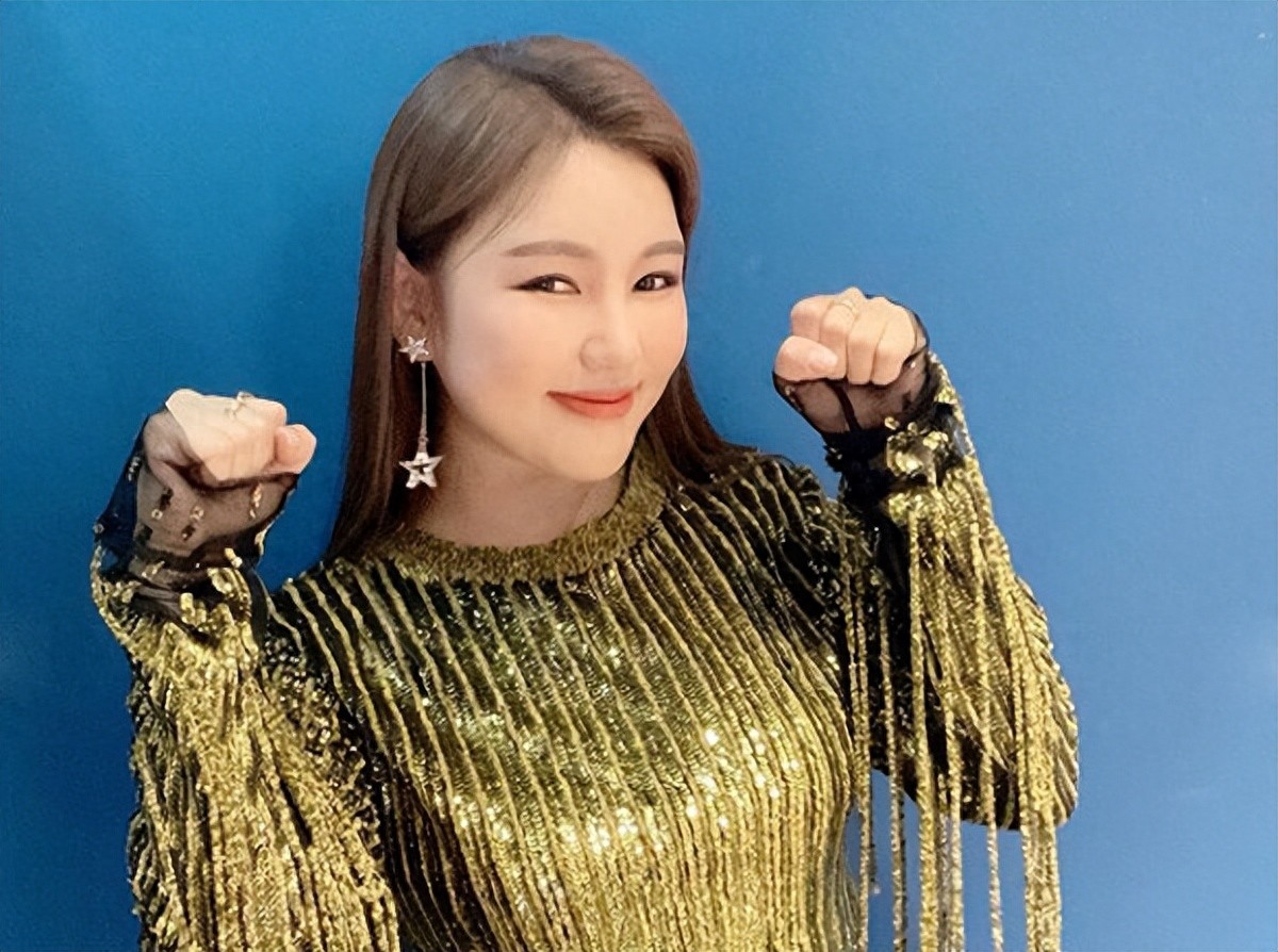 金钟国遇小10岁女歌手当众表白，钟情结实硬汉