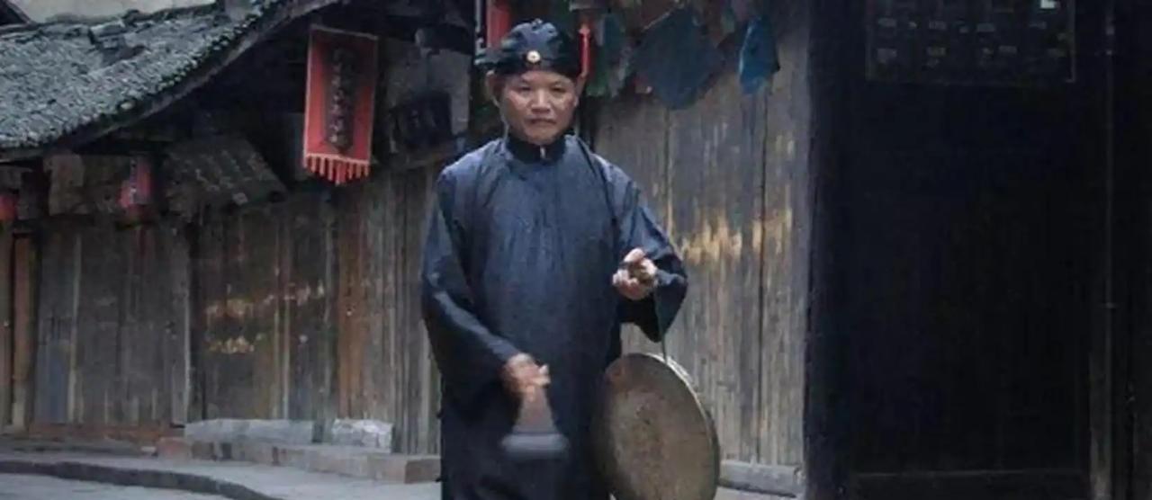 古代为什么晚上要打更？
我们在观看古代影视作品时，经常会看到在夜晚，有打更人的出