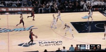 #nba# 希罗面对老大哥巴特勒的确没有对抗能力啊。
巴特勒一个突破进攻就把希罗
