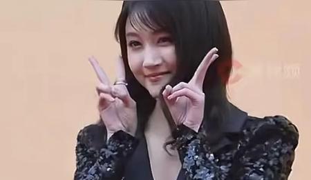 炸！关晓彤红毯顶假发被嘲“妈系穿搭”，本人甩锅拍戏漂发，网友：腿精的命也是命啊！