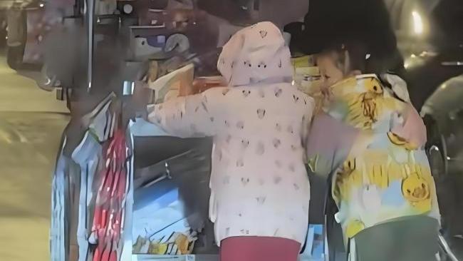 【暖心故事】雨雪夜女孩一鞠躬，让全网感动！《人民日报》关注的温暖瞬间