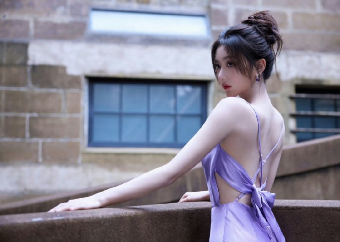孔雪儿，性感美背，处处透露着女人的滋味