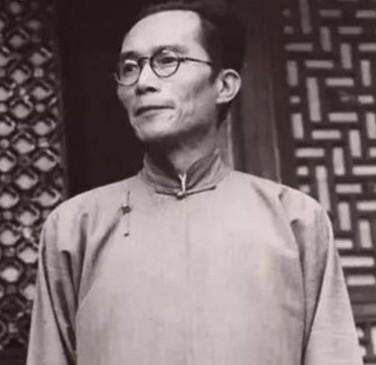 1962年，清华校长梅贻琦病逝。家人在整理他的遗物时，在病床底下竟然发现了一个手