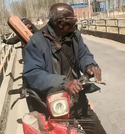 大爷你就钓个鱼怎么给自己整成这色儿了