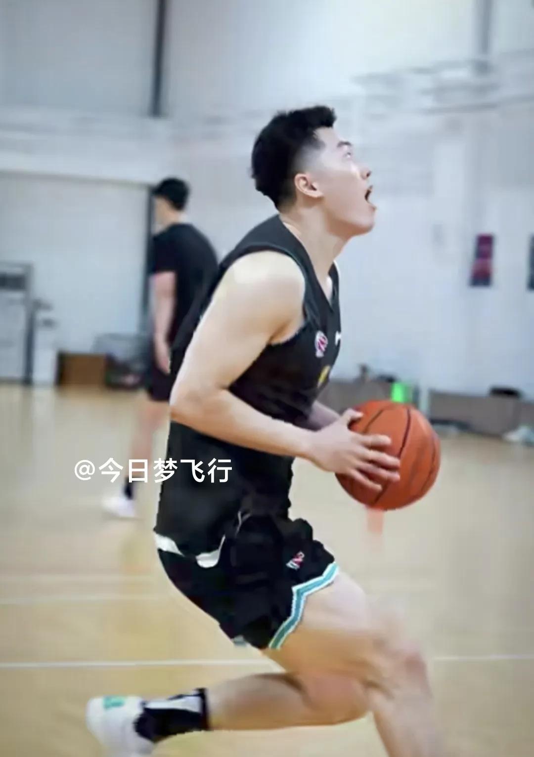 广东队夏训不断，持续提升！
今天晚上，广东宏远篮球俱乐部官方发布了广东队在二沙岛