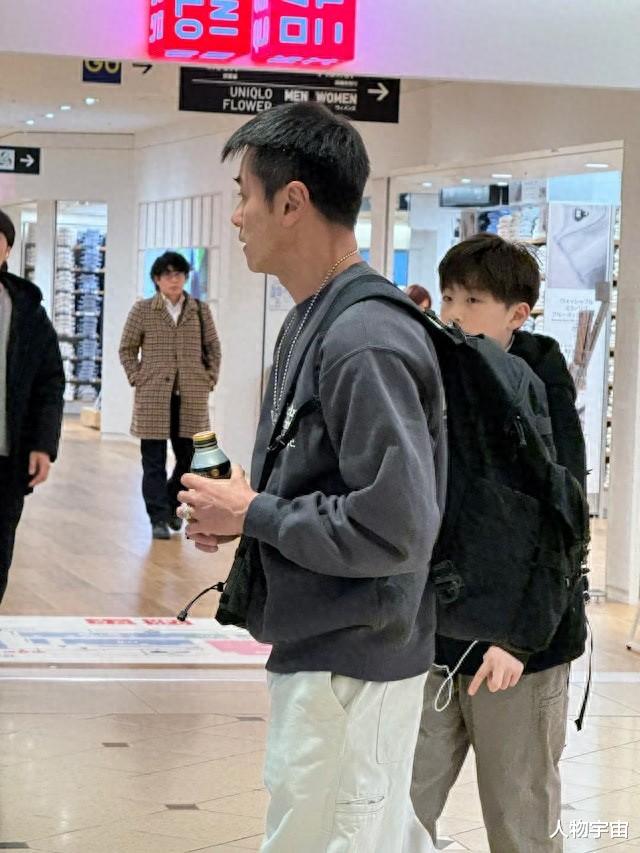 他是英俊斯文亿万驸马，入圈多年零绯闻，父子同框如兄弟惊艳网友