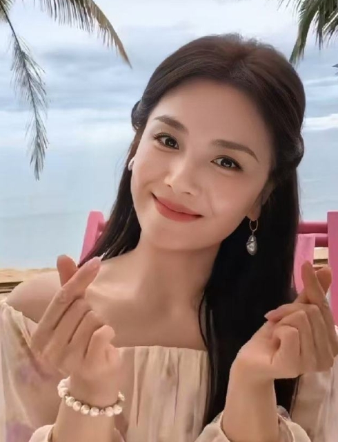 谁还没被刘涛海边直播美到啊！《海角88号》的海风配姐姐，状态绝了不说，偶尔的幽默