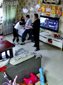 哥哥打架爸爸没招，没想到妹妹出马，一招霸气解决了问题！