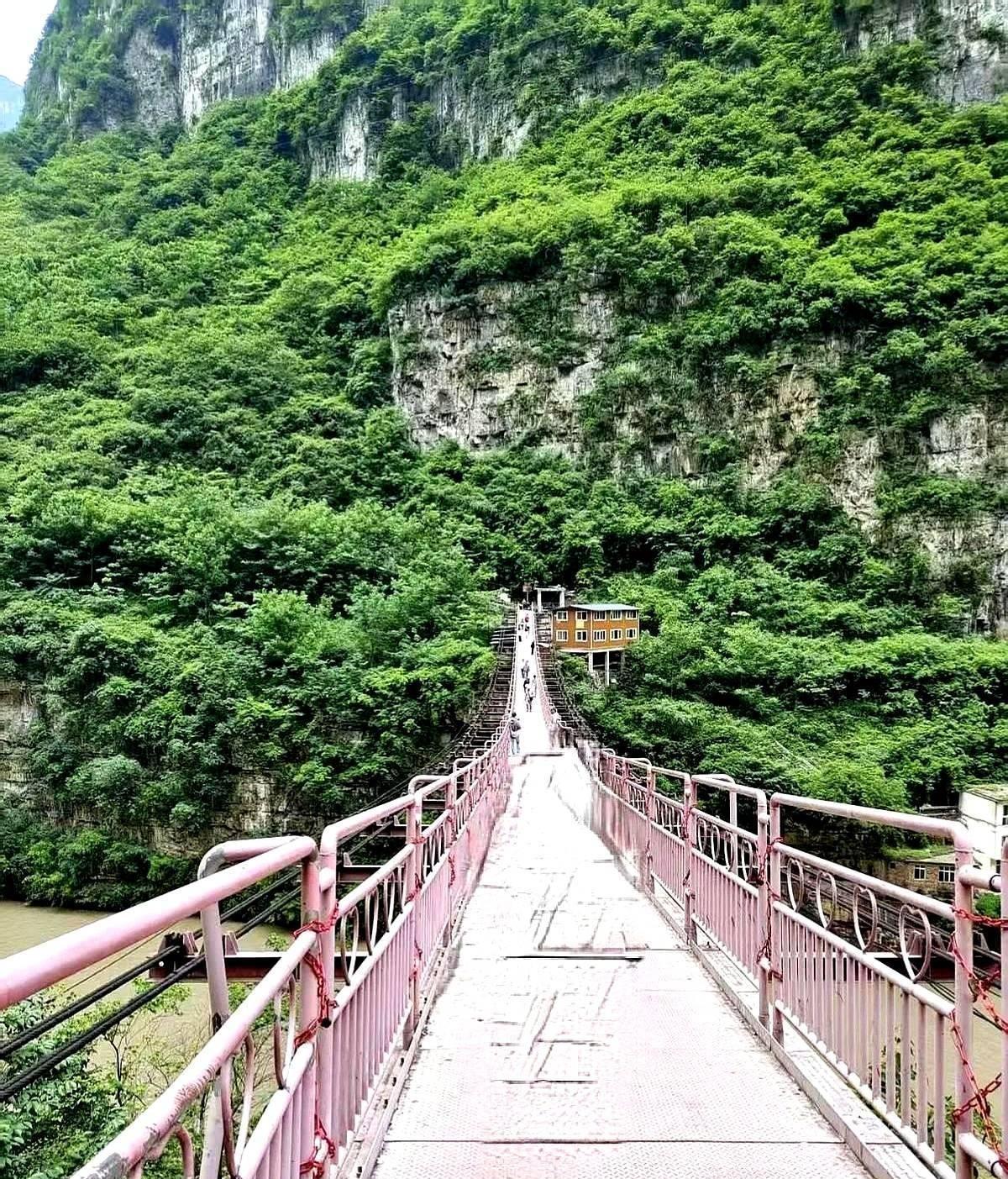 闺蜜和我都丧偶后，曾斩钉截铁约定终身不嫁。结果昨天刷到她朋友圈的钻戒照，配文