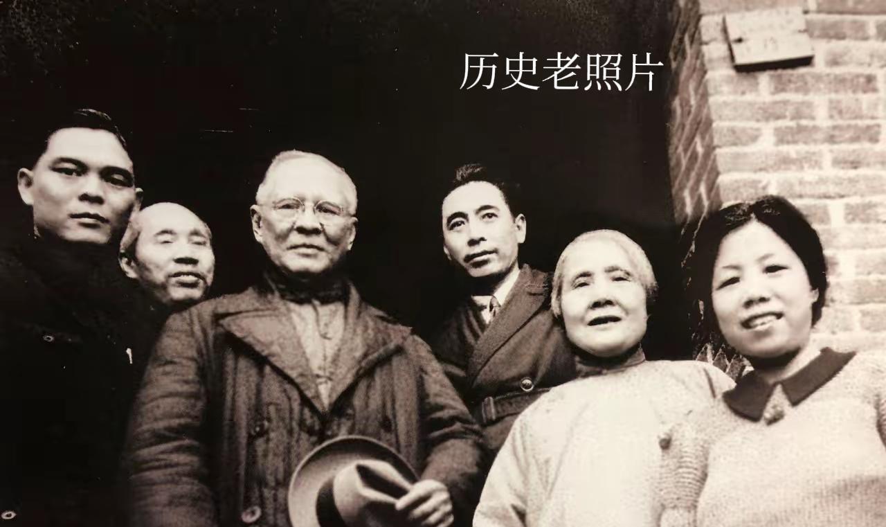 历史老照片分享。
1941年冬，周恩来，邓颖超，董必武在重庆红岩村招待爱国华侨司
