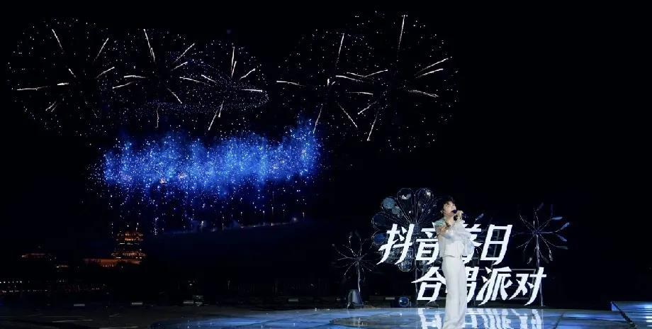 #周深# #月牙泉边周深和观众合唱小美满# 满天的烟花和无人机秀真的好美啊，坐在