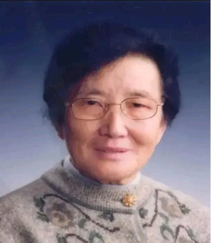 1955年，武汉一女大学生吴明珠，放弃了城里的工作，趁父母不注意连夜赶往新疆。