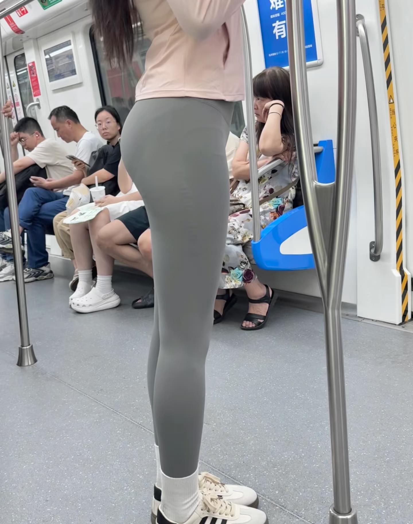 地铁上看到了梦寐以求的好身材…